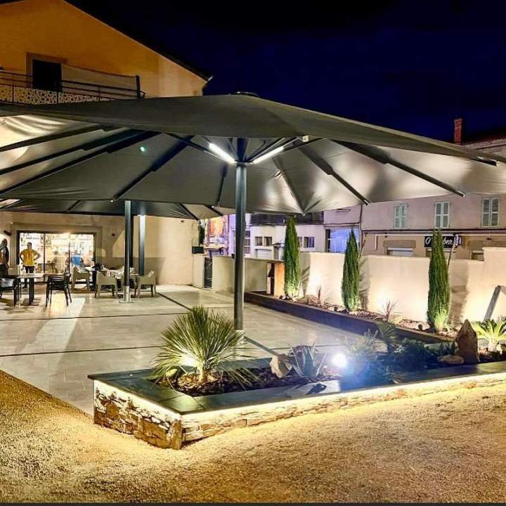 Terrasse avec parasols professionnels Lyon