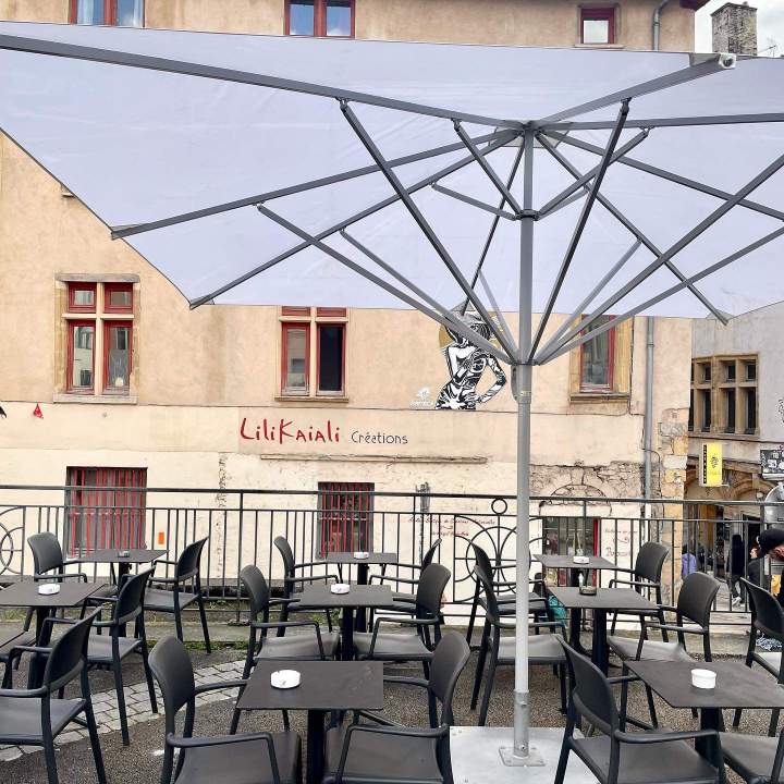 Aménagement extérieur avec parasols Lyon